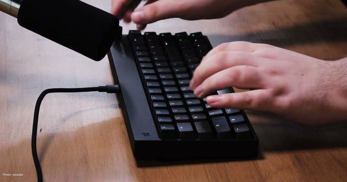 Wallhack zeigt K-001-Tastatur und M-001-Maus mit besonderen Hardware-Features